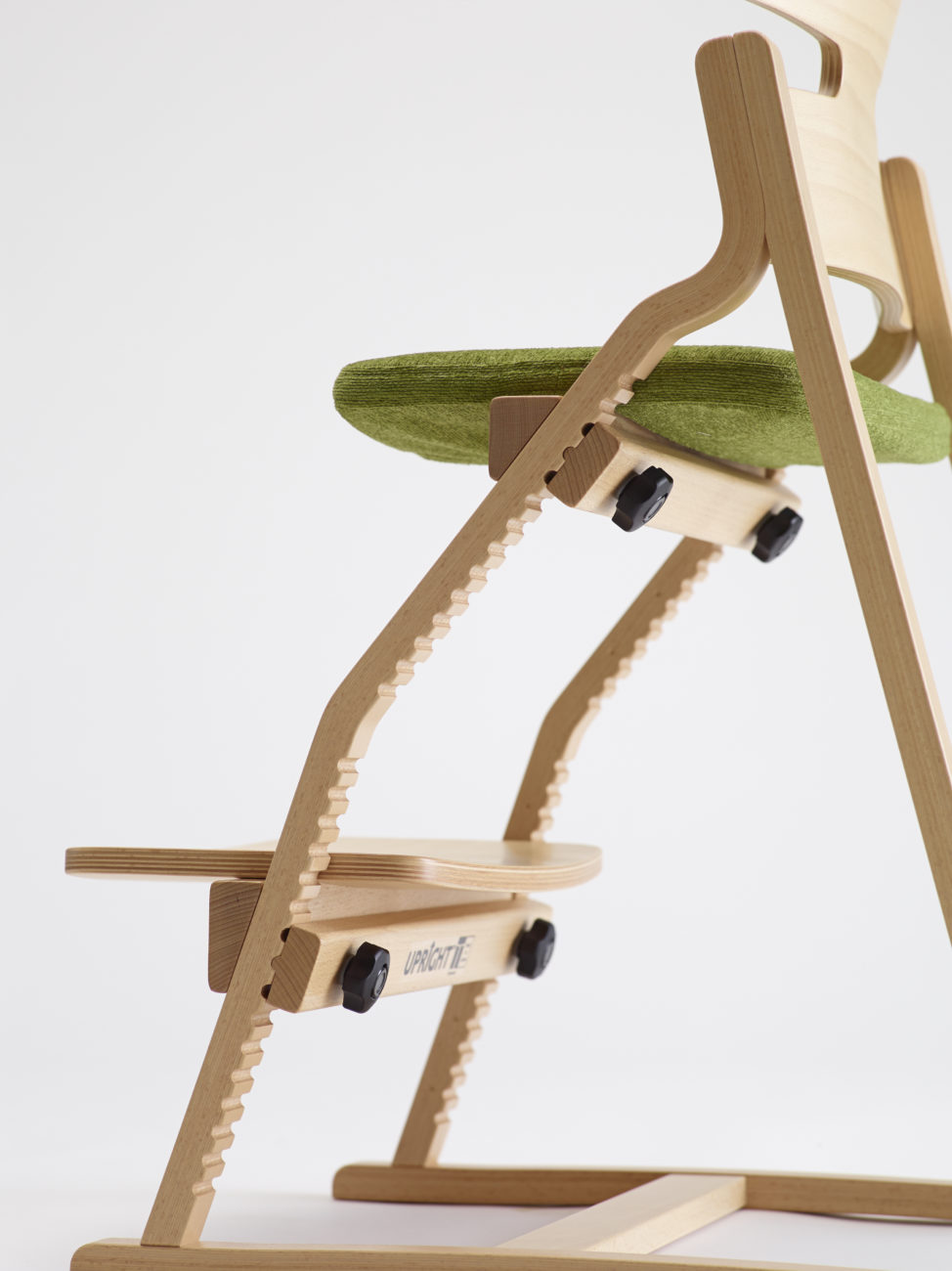 子供たちの姿勢を守る椅子「アップライトチェア」（取扱商品） | 奈良